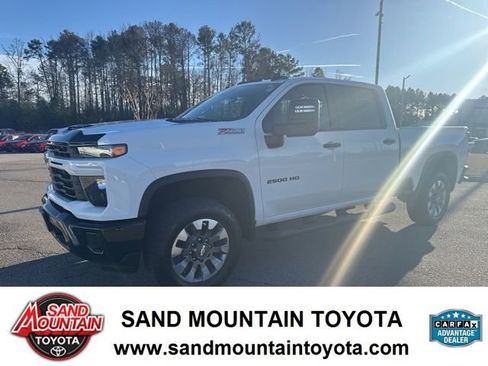 Used 2024 Chevrolet Silverado 2500 Custom w/ Custom Value Package image 5