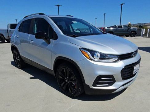 Used 2022 Chevrolet Trax LT w/ Redline Edition FWD image 2