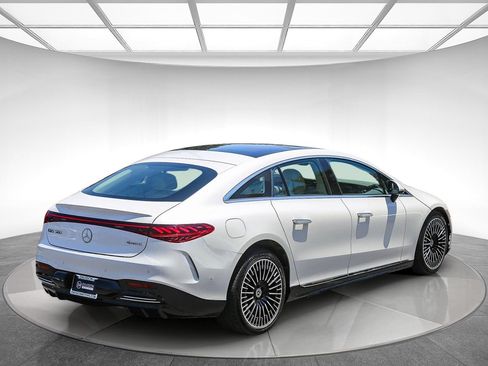 Used 2022 Mercedes-Benz EQS 580 4MATIC Sedan image 4