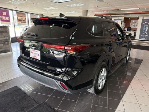 Used 2025 Toyota Highlander LE FWD image 6