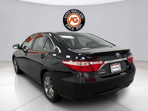 Used 2017 Toyota Camry SE image 5