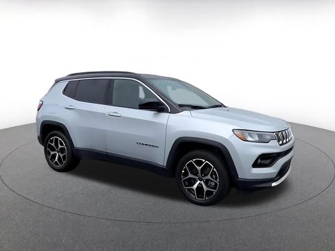 Used 2025 Jeep Compass Limited AWD/4WD image 2