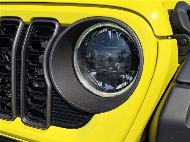 Used 2024 Jeep Gladiator Mojave w/ Technology Group AWD/4WD image 2