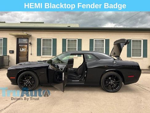 Used 2018 Dodge Challenger R/T w/ Driver Convenience Group RWD image 14