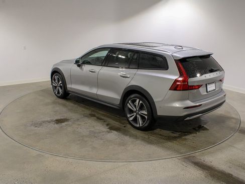 Used 2025 Volvo V60 B5 Cross Country Plus image 4