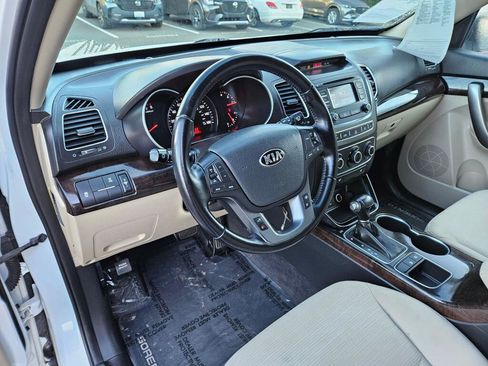 Used 2015 Kia Sorento LX image 16