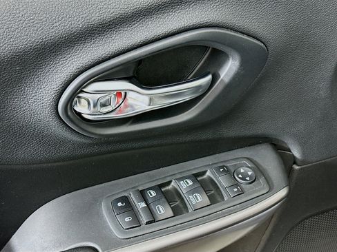 Used 2019 Jeep Cherokee Latitude Plus w/ Comfort/Convenience Group image 15