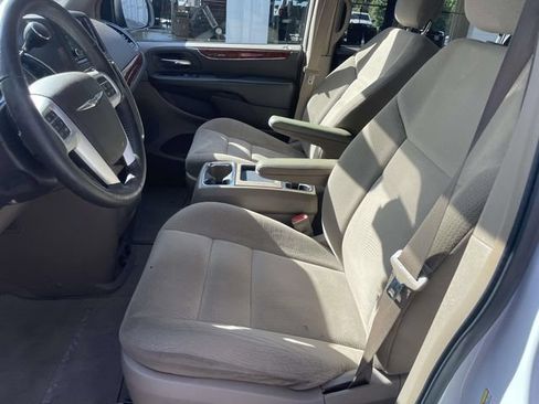 Used 2014 Chrysler Town & Country Touring FWD image 16