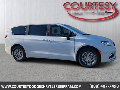 New 2025 Chrysler Pacifica Select
