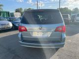 Used 2010 Volkswagen Routan SE image 5