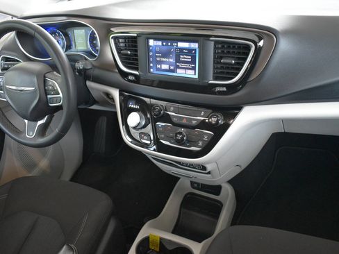 Used 2022 Chrysler Voyager LX FWD image 28