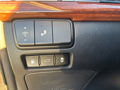 Used 2017 Kia Cadenza Premium w/ Luxury Package image 15