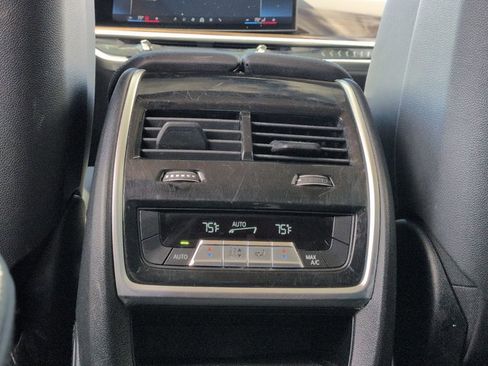 Used 2024 BMW X7 xDrive40i w/ Parking Assistance Package image 18