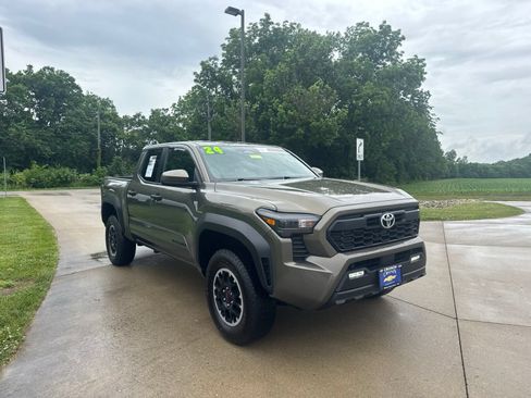Used 2024 Toyota Tacoma TRD Off-Road AWD/4WD image 3