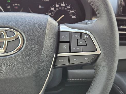 Used 2026 Toyota Sienna XLE FWD image 23