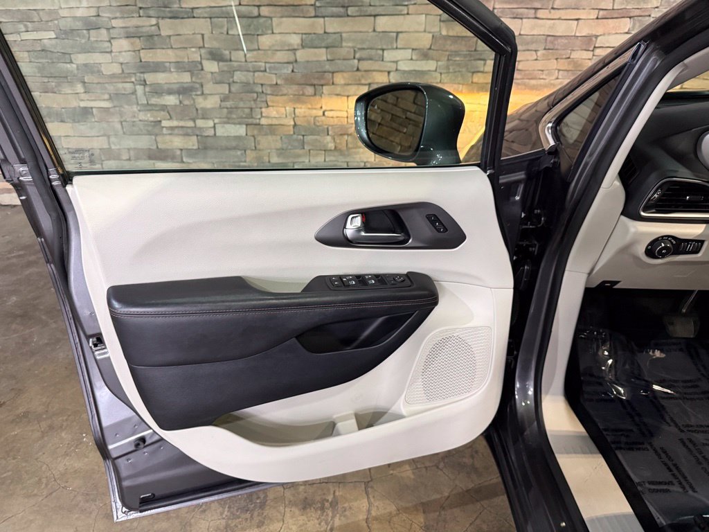Used 2020 Chrysler Pacifica Touring-L Plus FWD image 12
