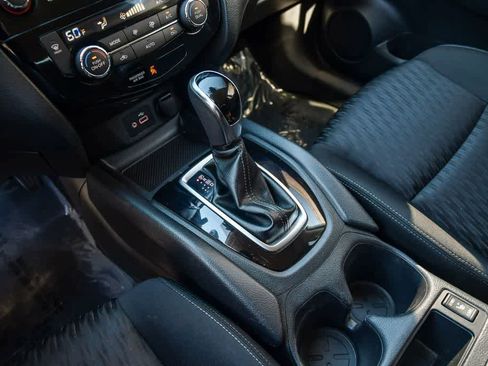 Used 2019 Nissan Rogue SV image 19