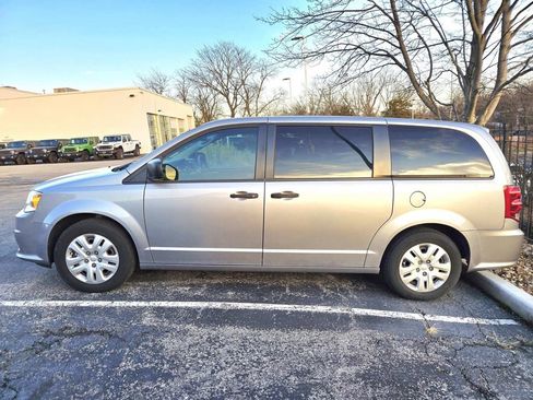 Used 2020 Dodge Grand Caravan SE w/ UConnect Hands-Free Group image 2
