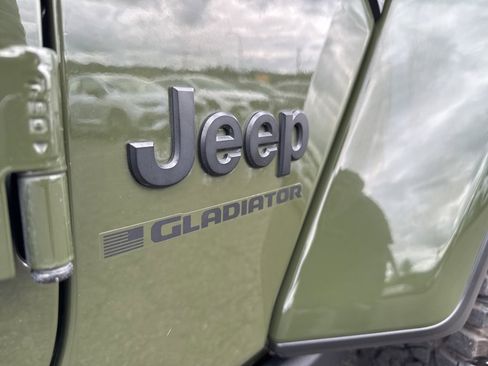 Used 2023 Jeep Gladiator Willys image 10
