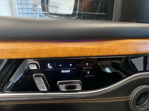 Used 2023 Jeep Grand Wagoneer Series III AWD/4WD image 29