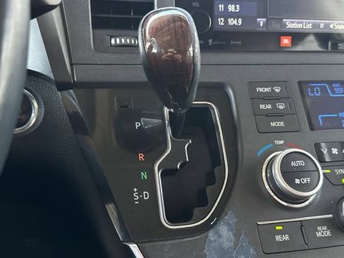 Used 2016 Toyota Sienna Limited FWD image 5