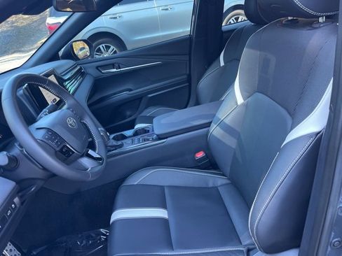 Used 2025 Toyota Camry SE image 8