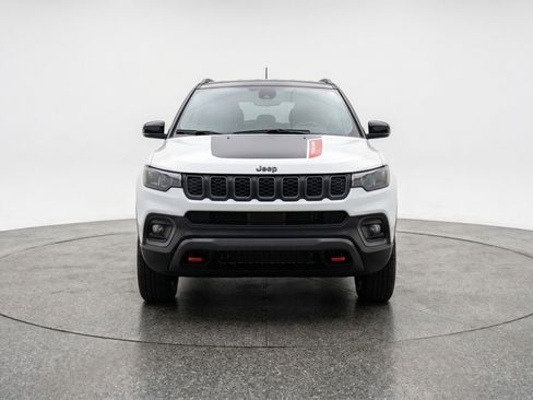 Used 2025 Jeep Compass Trailhawk AWD/4WD image 2