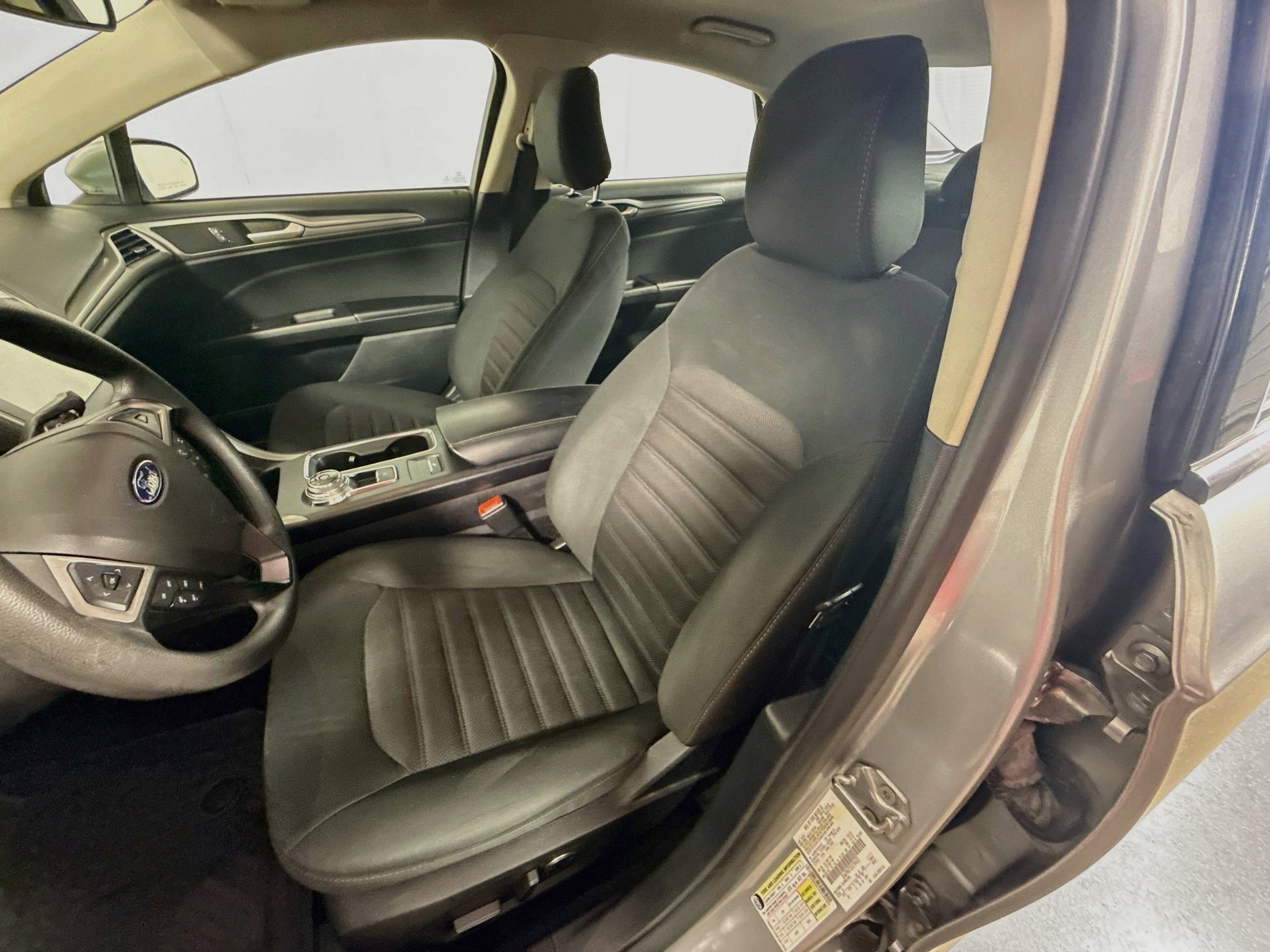 Used 2020 Ford Fusion SE FWD image 18