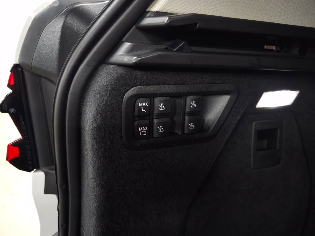 Used 2026 BMW X7 xDrive40i w/ Premium Package AWD/4WD image 9