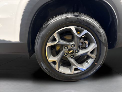 Used 2024 Chevrolet Trax LT w/ Sunroof Package FWD image 7