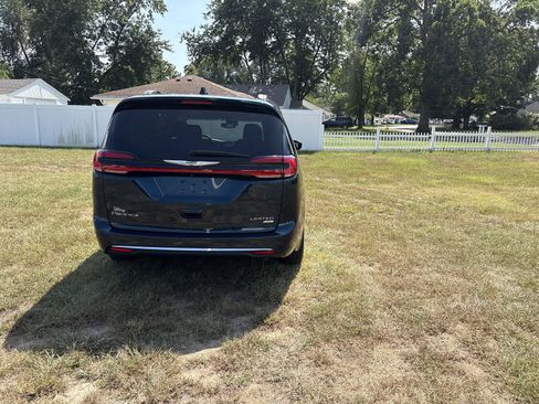 Used 2022 Chrysler Pacifica Limited w/ Uconnect Theater Family Group AWD/4WD image 6