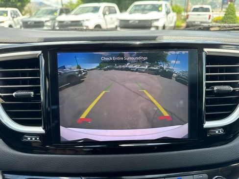 Used 2024 Chrysler Pacifica Touring-L FWD image 25