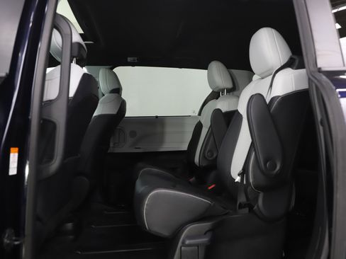 Used 2025 Toyota Sienna XSE image 19