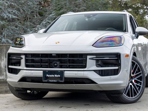 Certified 2025 Porsche Cayenne GTS image 7