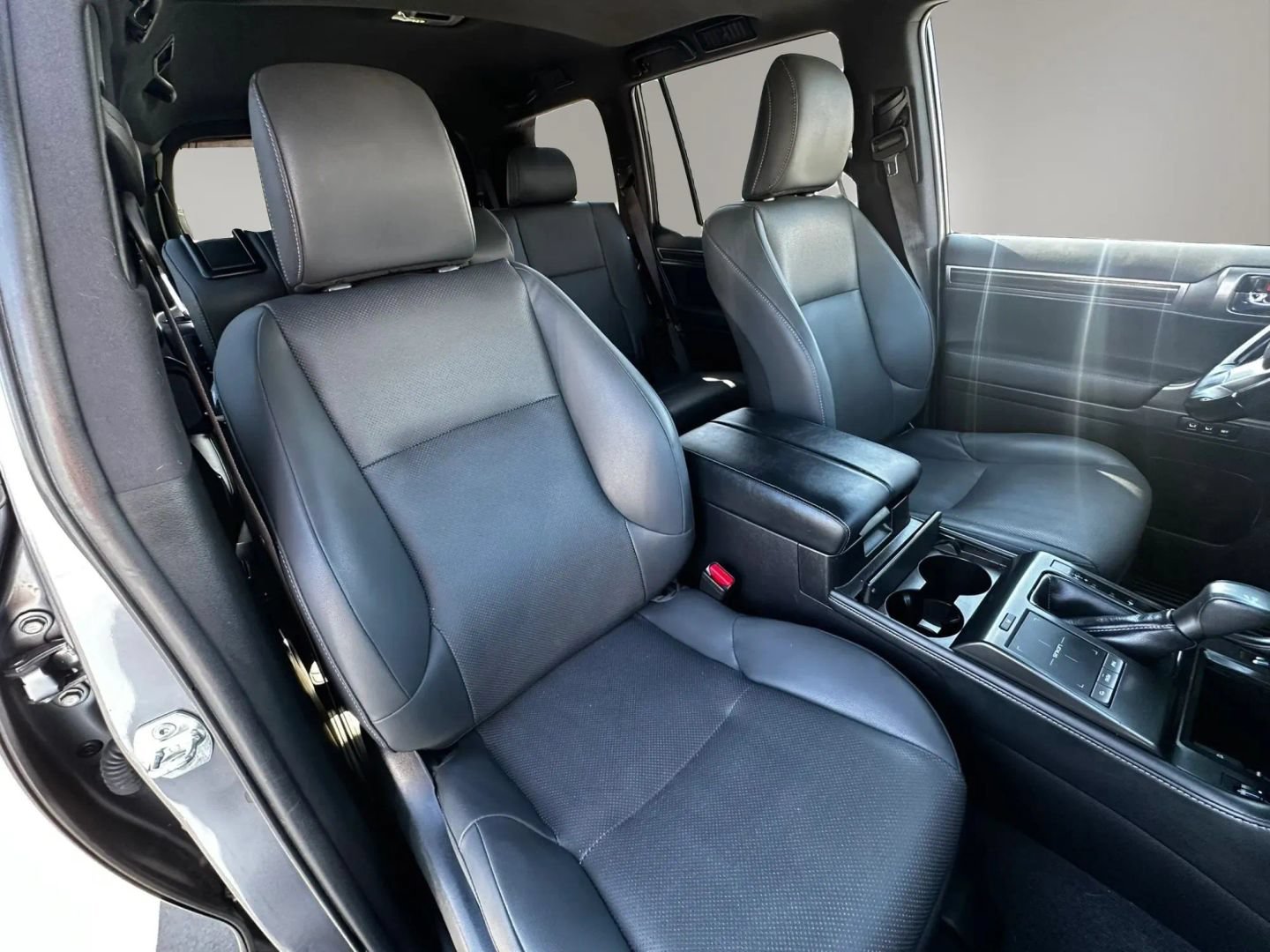 Used 2023 Lexus GX 460 Premium w/ Accessory Package AWD/4WD image 16