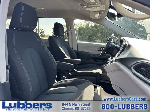 Used 2023 Chrysler Voyager LX image 23