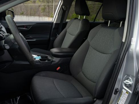 Used 2021 Toyota RAV4 XLE w/ Convenience Package image 15