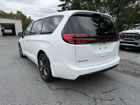 New 2026 Chrysler Pacifica Select image 5