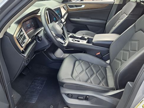 Used 2025 Volkswagen Atlas SE FWD image 13