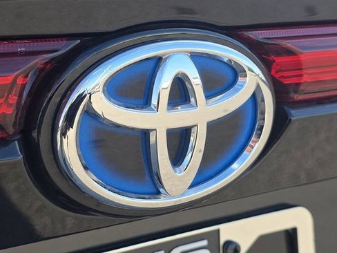 Used 2023 Toyota Venza Limited image 14