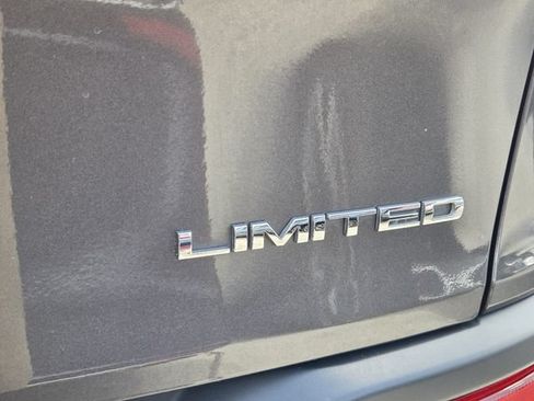 Used 2017 Jeep Cherokee Limited w/ Luxury Group AWD/4WD image 5