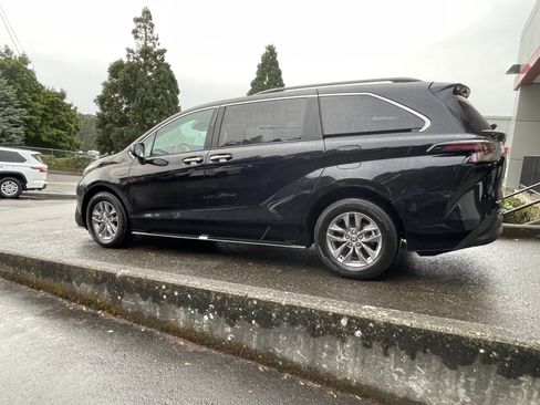 Certified 2026 Toyota Sienna XLE FWD image 6