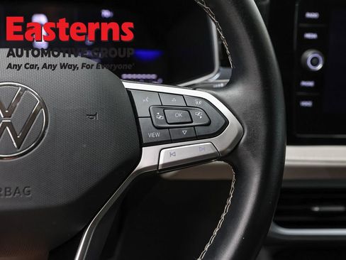 Used 2025 Volkswagen Taos SE AWD/4WD image 16
