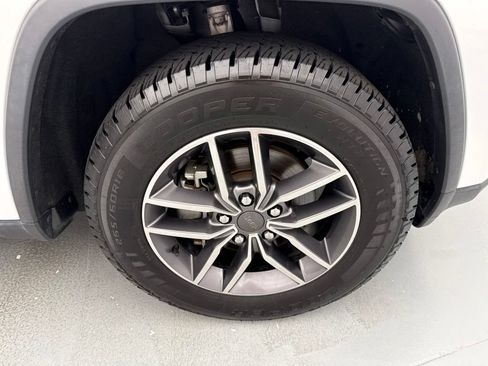 Used 2020 Jeep Grand Cherokee Laredo w/ 18" Wheel & 8.4" Radio Group RWD image 14