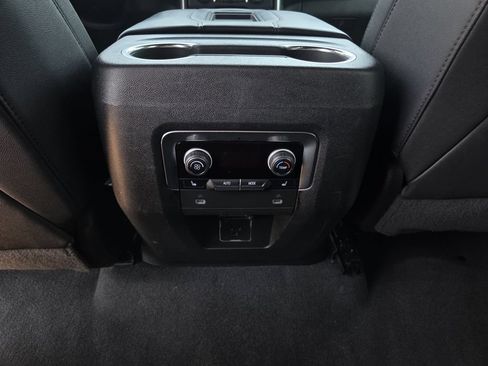 Used 2022 Chevrolet Suburban LT w/ Luxury Package RWD image 23