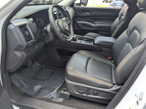 Certified 2025 Nissan Pathfinder SL FWD image 9