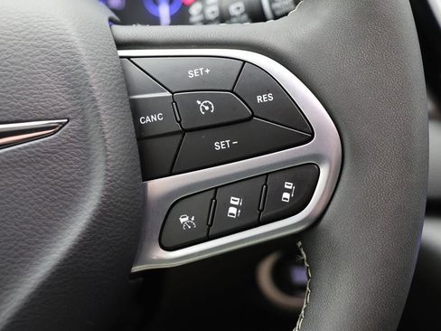 Used 2025 Chrysler Pacifica Select image 18