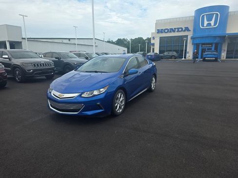 Used 2018 Chevrolet Volt Premier w/ Driver Confidence Package FWD image 7