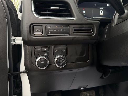 Used 2023 GMC Yukon SLT AWD/4WD image 12