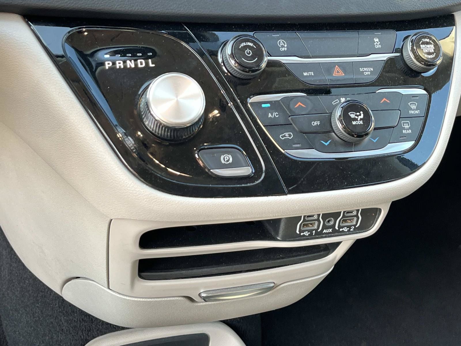 Used 2023 Chrysler Voyager LX FWD image 31